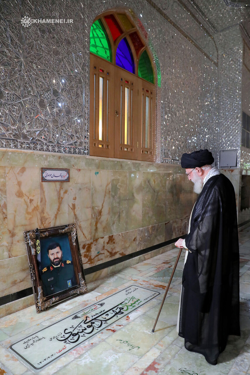 تصاویری از حضور رهبر انقلاب بر مزار شهیدان امیرعبداللهیان، موسوی، جلادتی و زمانینیا