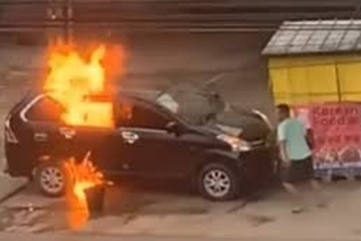 ببینید | تصاویر ترسناک از آتش گرفتن خودرو کنار خیابان؛ تلاش ناکام مردم برای مهار حریق