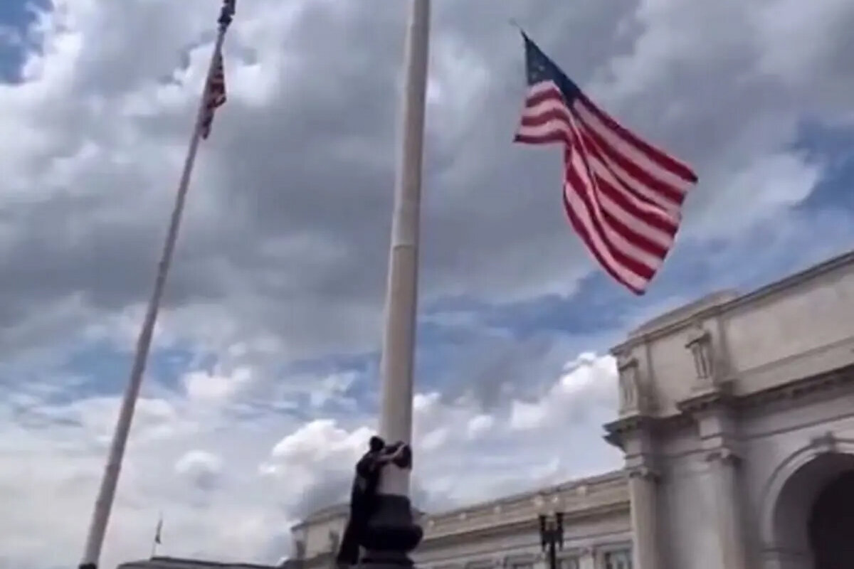 ببینید | پایین آوردن پرچم آمریکا و بالا بردن پرچم فلسطین در واشنگتن