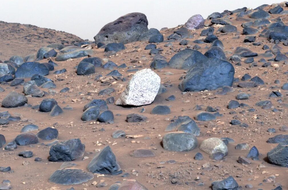 کشف یک تخته سنگ سفید بیگانه در مریخ / عکس