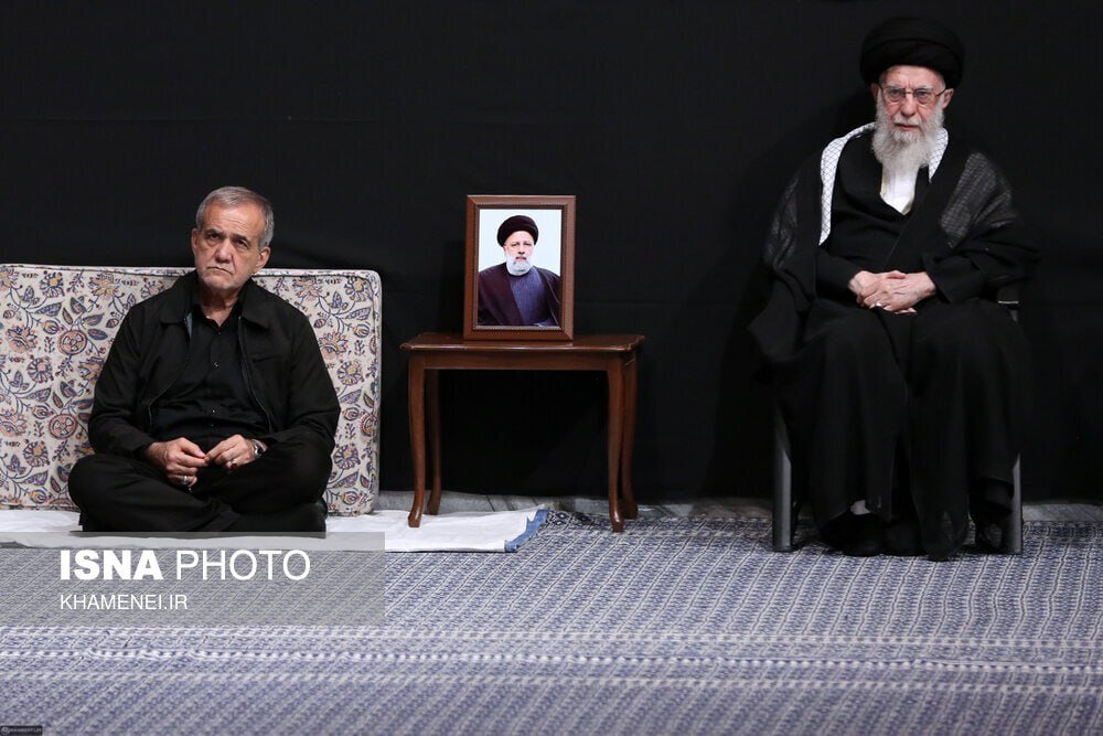 ببینید | لحظه ورود رهبر انقلاب به حسینیه امام خمینی (ره) و مراسم تنفیذ و اعطای حکم رئیس‌جمهور منتخب