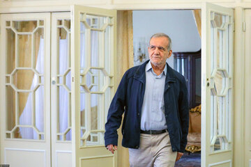 عکس | تصویر عجیب از دفتر پزشکیان؛ خاموش بودن چراغ‌ها در دفتر کار رئیس جمهور منتخب