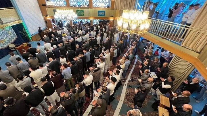 ببینید | اقدام تحسین‌برانگیز مسلمانان شهر هامبورگ پس از تعطیلی مسجد