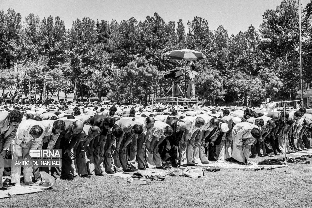 ۵ مرداد ۱۳۵۸؛ اولین نماز جمعه تهران/ از قطب زاده و بازرگان تا شهید باهنر؛ همه پشت سر آیت الله طالقانی