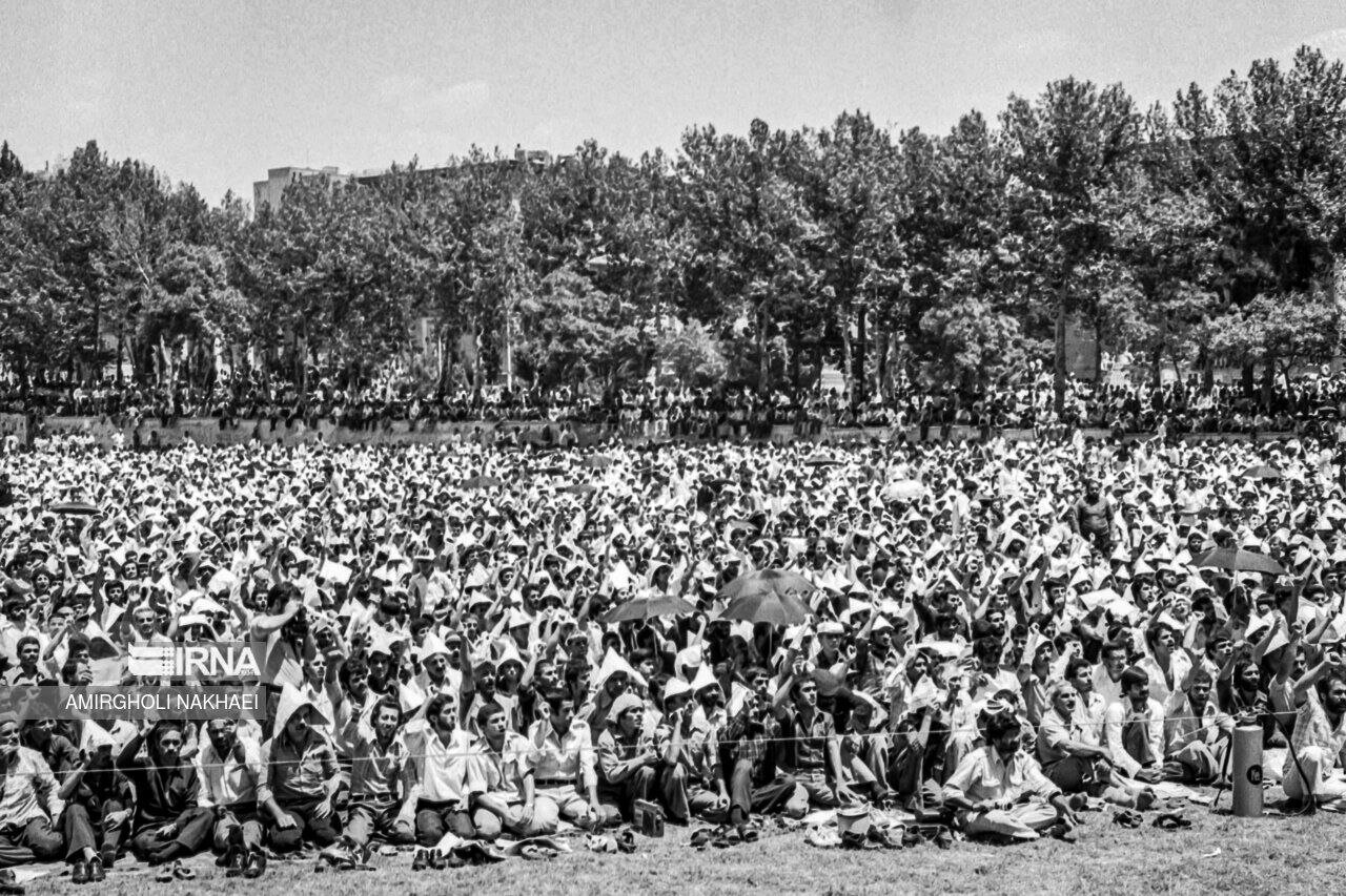 ۵ مرداد ۱۳۵۸؛ اولین نماز جمعه تهران/ از قطب زاده و بازرگان تا شهید باهنر؛ همه پشت سر آیت الله طالقانی