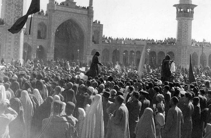 تصویری از حضور امام خمینی در عزاداری محرم در زمان پهلوی