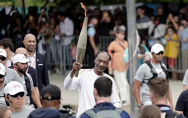 عکس| مشعل المپیک در دست اسنوپ داگ!