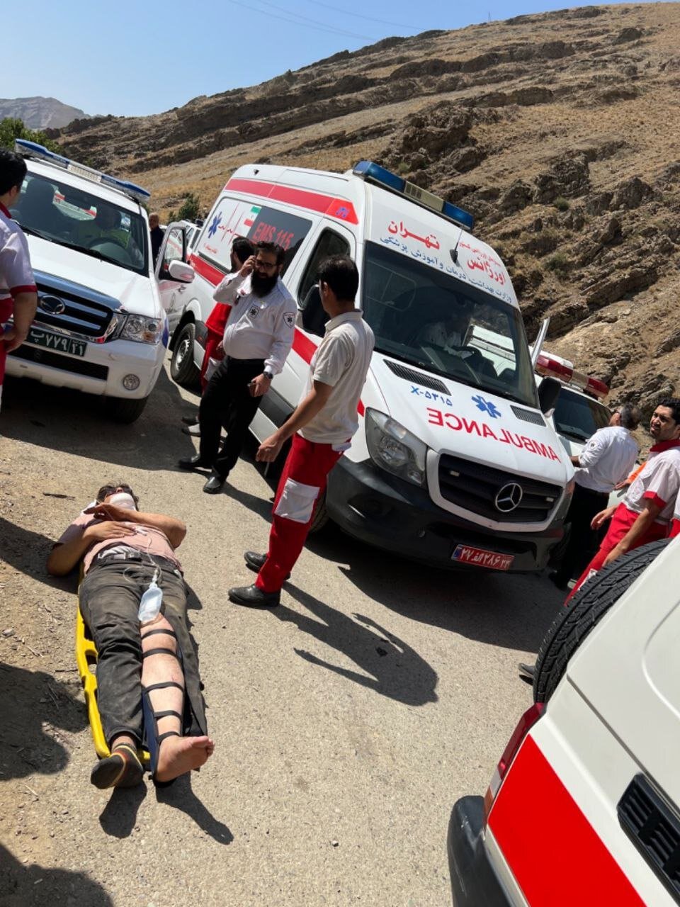 ریزش کوه در امزاده داوود؛ پراید زیر سنگها له شد/ عکس