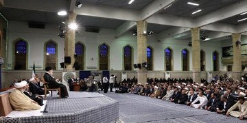 تصاویر دیدنی از مراسم تنفیذ آیت الله هاشمی، خاتمی و احمدی نژاد /سیداحمد خمینی هم بود  /رجایی در جماران کارش را آغاز کرد