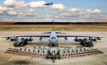 تقابل B-52 آمریکا با بمبافکنهای دوربرد روسیه و چین بر فراز آلاسکا / عکس تقابل B-52 آمریکا با بمبافکنهای دوربرد روسیه و چین بر فراز آلاسکا / عکس