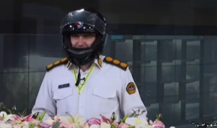 ببینید | اقدام عجیب مقام ارشد پلیس راهور روی آنتن زنده تلویزیون با کلاه کاسکت!