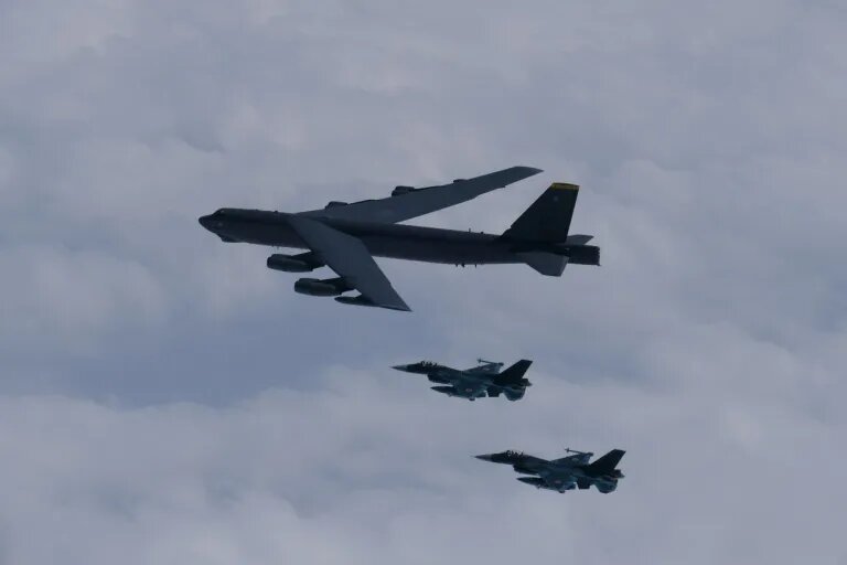 گشت‌زنی خطرناک روسیه و چین در نزدیکی آمریکا / ایالات‌متحده بمب‌افکن B-۵۲ به میدان آورد /عکس