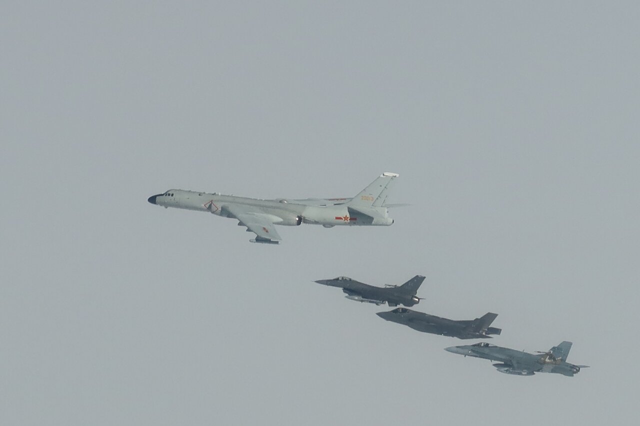 گشت‌زنی خطرناک روسیه و چین در نزدیکی آمریکا / ایالات‌متحده بمب‌افکن B-۵۲ به میدان آورد /عکس