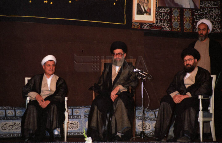 متن و حاشیه تنفیذ ۸ رئیس جمهور ایران؛ از جماران تا حسینیه امام خمینی /بغض آیت الله شکست، وحید حقانیان حکم احمدی نژاد را حمل کرد