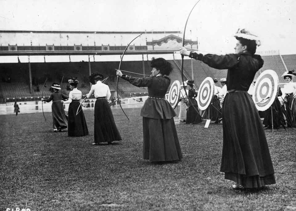 ببینید | مسابقه زنان در تیراندازی با کمان از المپیک 1908 لندن