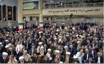 اولین عکس از مراسم تنفیذ حکم ریاست جمهوری مسعود پزشکیان /۹ صندلی در جایگاه ویژه /عکس رئیسی بر روی یک صندلی گذاشته شد