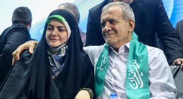 عکسی از دختر مسعود پزشکیان در زمان تحویل نهاد ریاست جمهوری از سوی سرپرست دولت سیزدهم