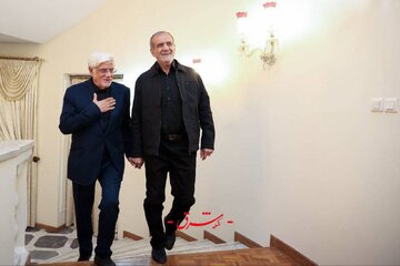 عکس | تصویری جالب از پزشکیان و عارف در اولین جلسه هیات دولت