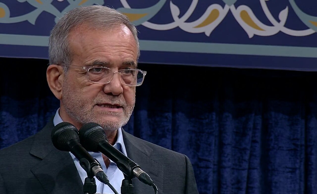 ببینید |  تشکر ویژه رئیس جمهور در مراسم تنفیذ: خاک پای ملت ایرانم که با رای به تغییر، باری را بر دوشم نهادند