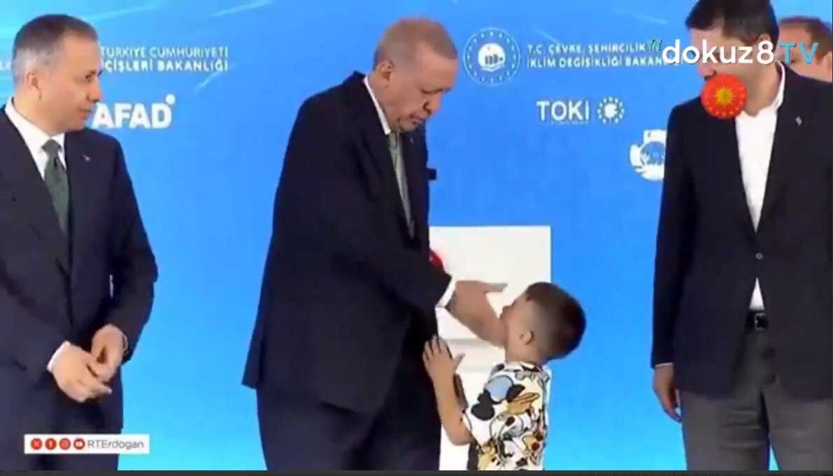 ببینید | سیلی زدن شوکه‌کننده اردوغان به یک کودک به خاطر نبوسیدن دست!