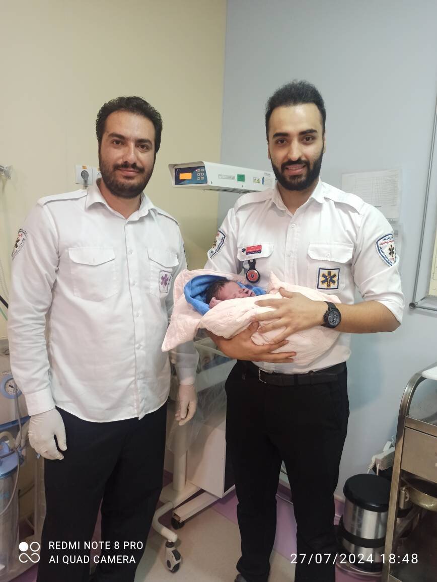 تولد نوزاد عجول در دستان کارشناسان عملیاتی پایگاه اورژانس گندمان