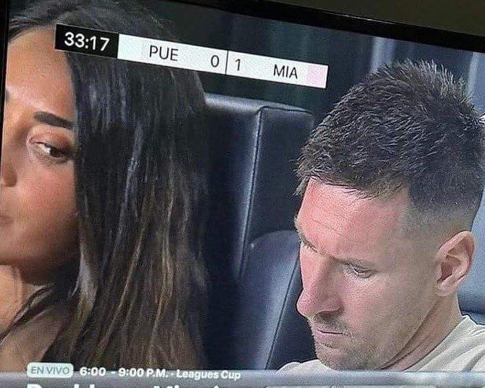 عکس | حرکت جنجالساز همسر مسی؛ چک کردن تلفن همراه لئو توسط آنتونلا مقابل دوربینهای تلویزیونی!