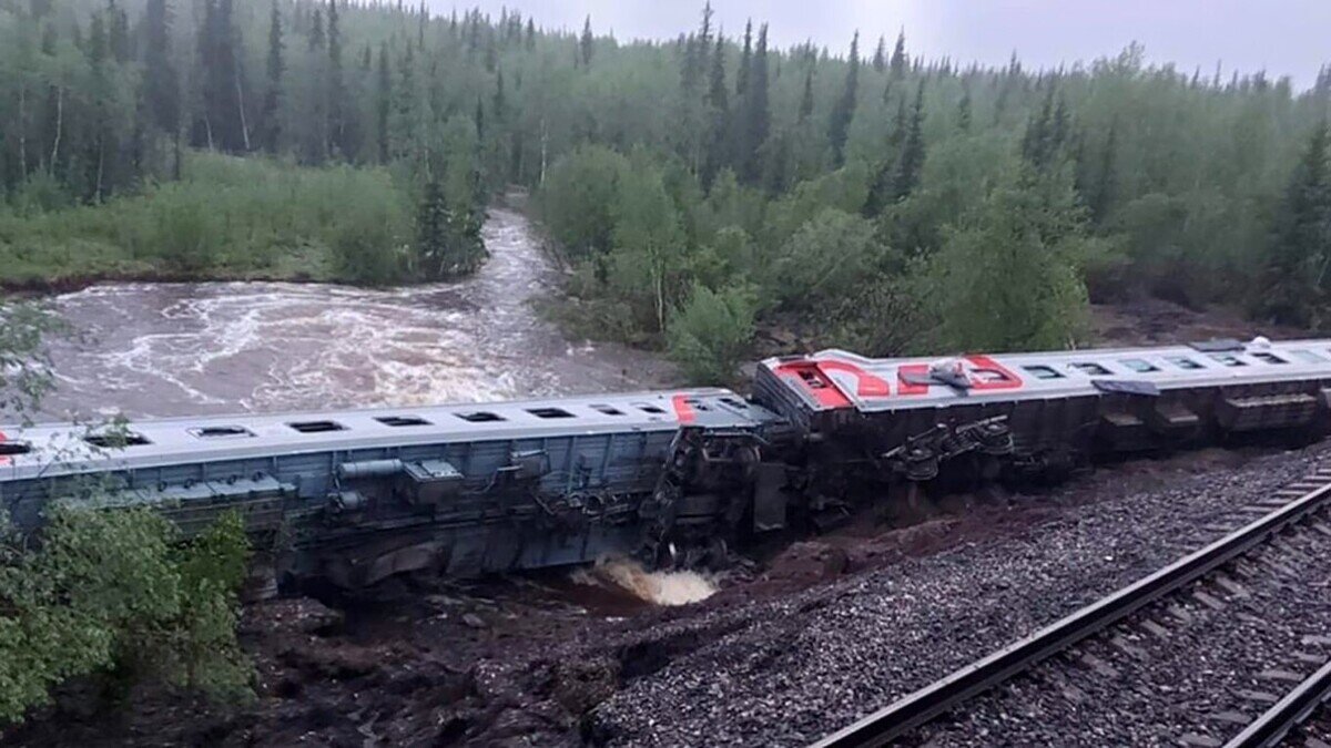 ببینید | ۲ کشته در پی خروج قطار از ریل در روسیه