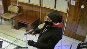 ببینید |  لحظه غافلگیر کردن سارق مسلح توسط پلیس مخفی؛ شلیک به مجرم وسط دزدی از داخل آرایشگاه