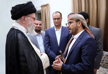 عکس خاص و صمیمانه از دیدار سخنگوی انصارالله یمن با رهبر انقلاب