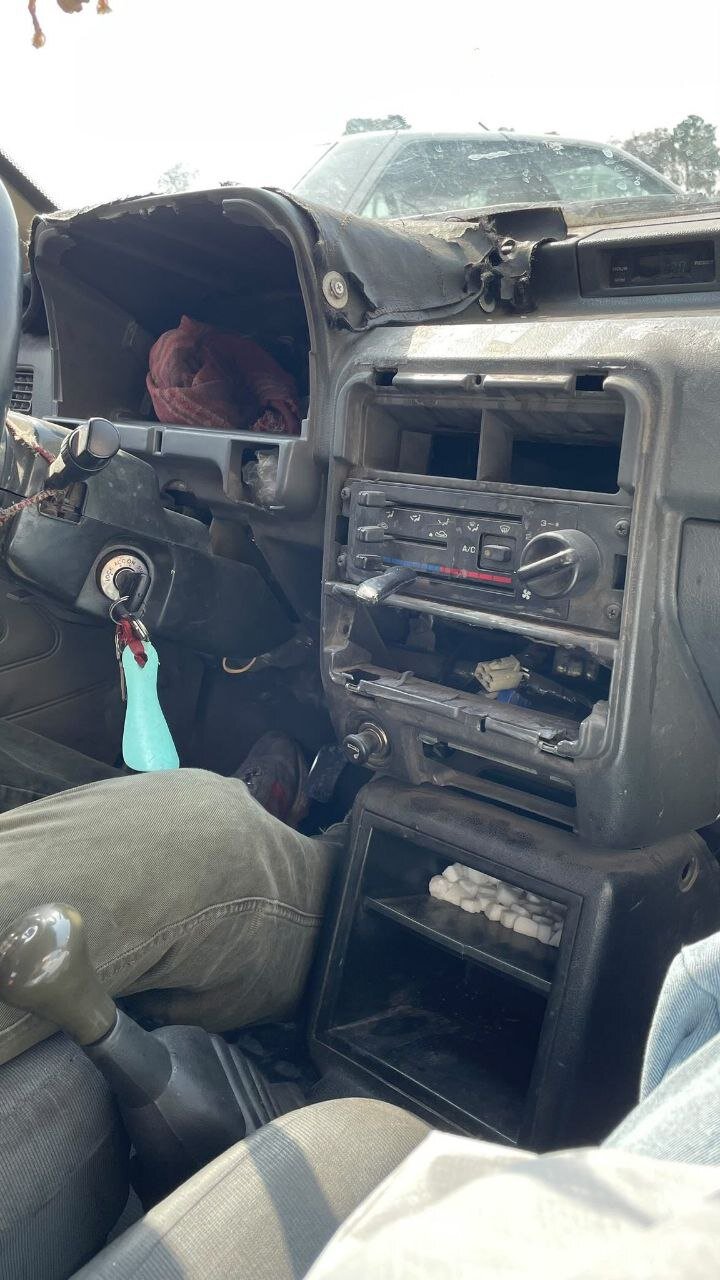 عکس | شمایل و وضعیت فاجعهبار یک تاکسی در تهران؛ به کجا آقای راننده؟