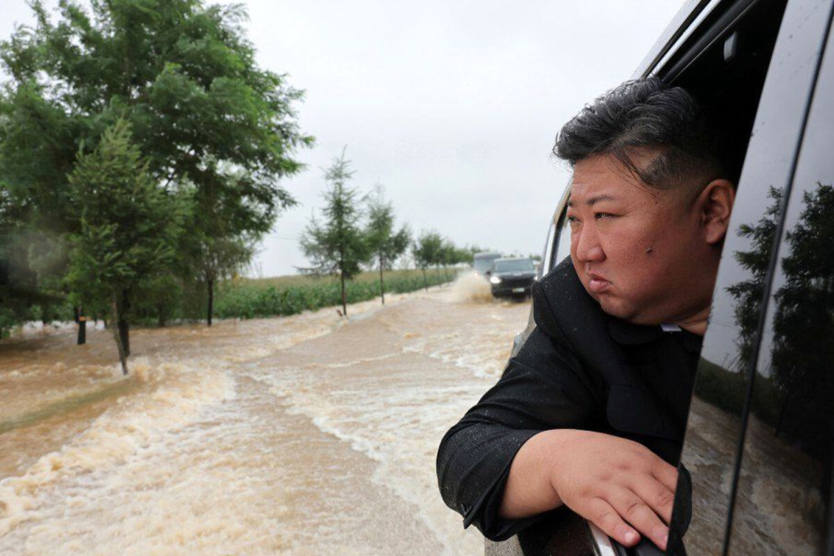 ببینید | کیم جونگ اون با ماشین به دل سیل زد؛ حضور در عملیات کمک به سیل‌زدگان از نزدیک!