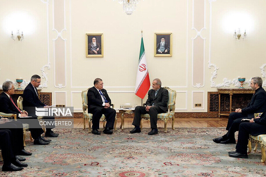 ترافیک دیدارهای دیپلماتیک پزشکیان چند ساعت مانده به مراسم تحلیف /چه موضوعاتی محور سخنان او بود؟