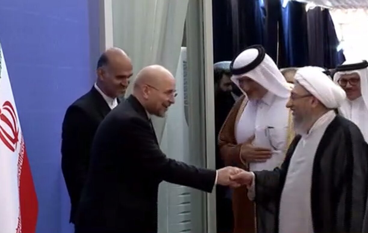 عکسی از ناطق نوری و آملی لاریجانی در لحظه ورود به مراسم تحلیف پزشکیان /استقبال قالیباف از رئیس قوه قضائیه