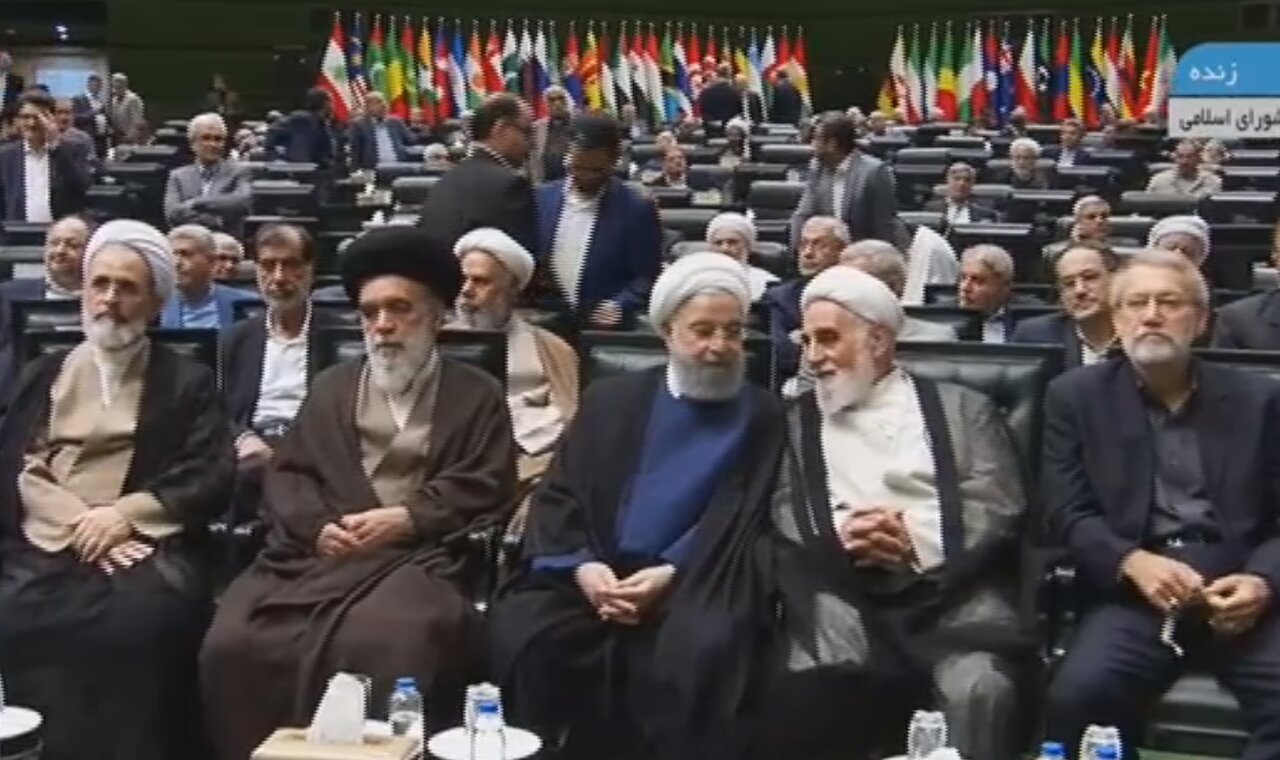 عکسی از گپ و گفت حسن روحانی با ناطق نوری/ حدادعادل هم‌نشین لاریجانی شد، عارف همنشین آملی لاریجانی