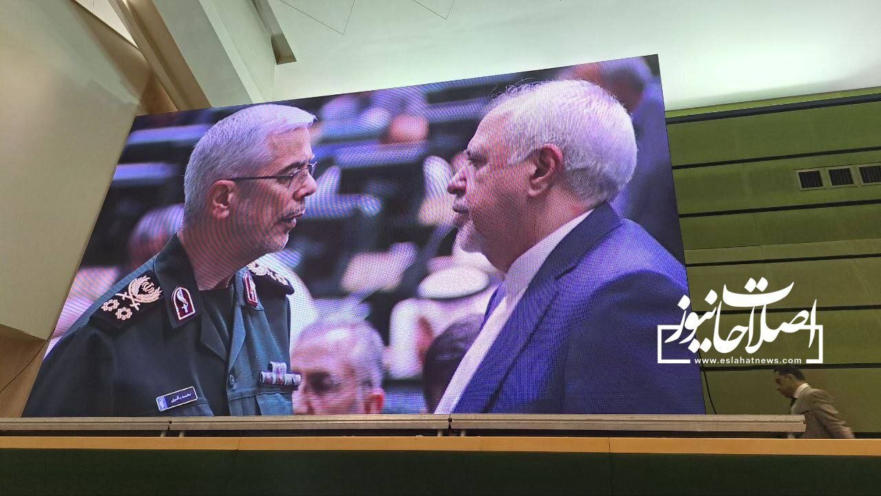 عکس | احوالپرسی سرلشکر باقری و ظریف در مراسم تحلیف رئیسجمهور