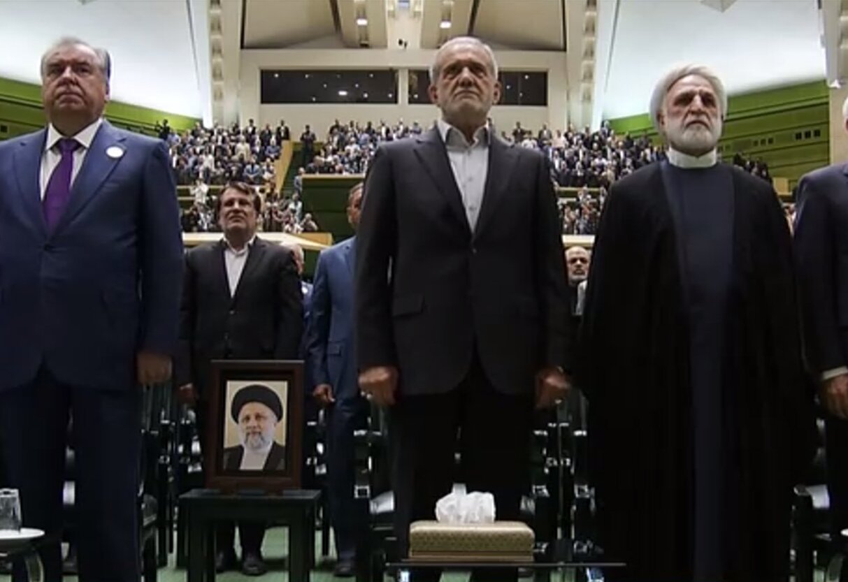ببینید |  هم‌خوانی سرود جمهوری اسلامی ایران توسط سران قوا مسئولین و مهمانان حاضر در مراسم تحلیف