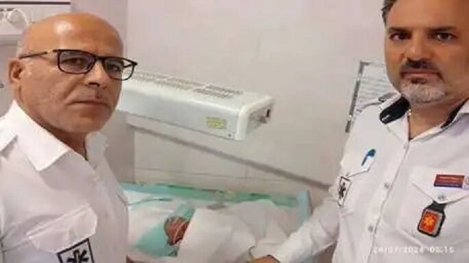 دخترک عجول کوه زری در آمبولانس به دنیا آمد/ عکس 1 دخترک عجول کوه زری در آمبولانس به دنیا آمد/ عکس