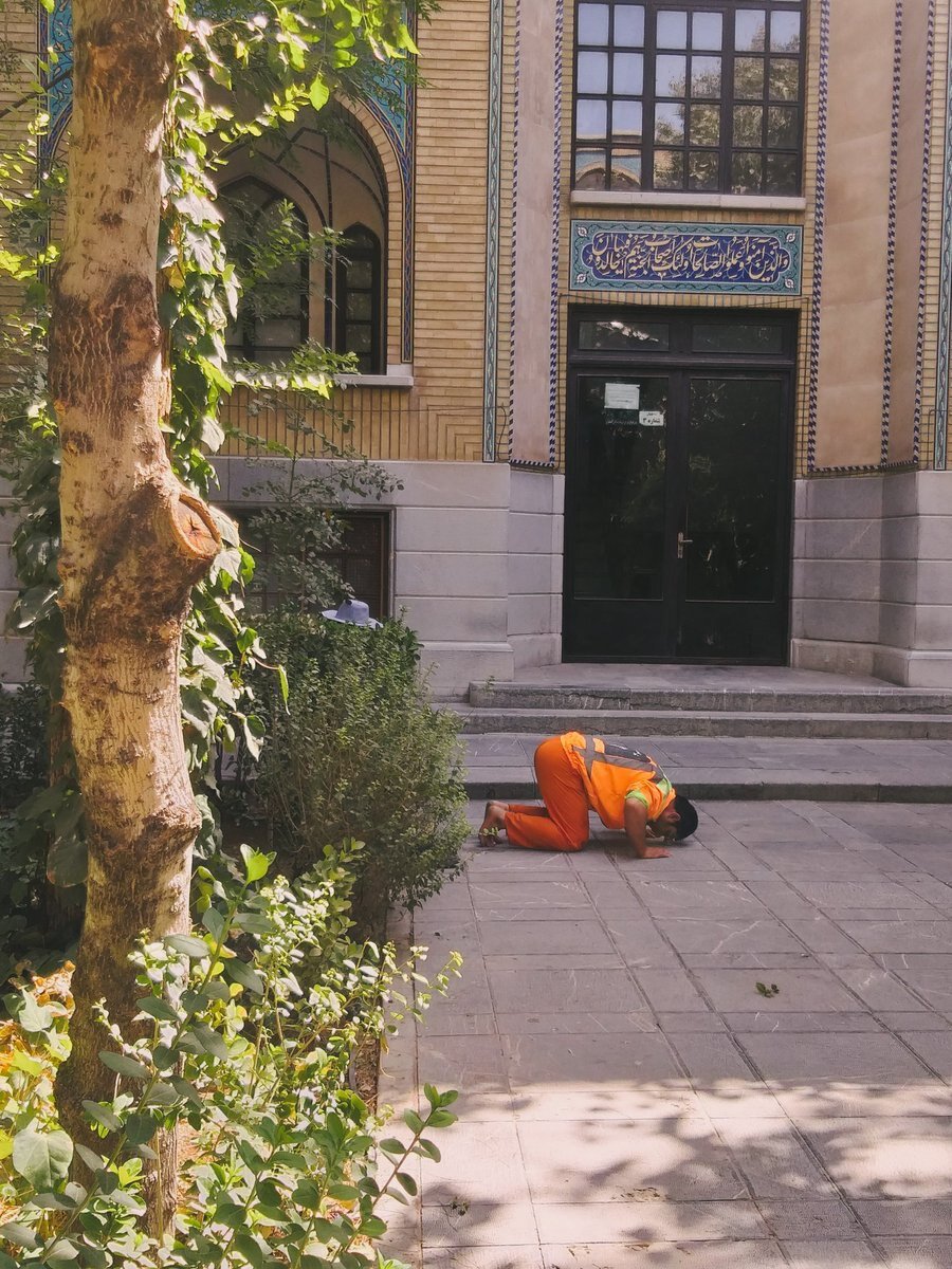 عکس | قابی بینظیر از اخلاص؛ نماز اول وقت پاکبان تهرانی مقابل مسجد