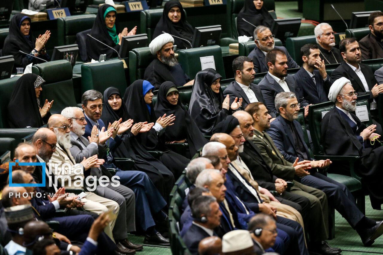 تصویری از تشویق پزشکیان از سوی دختران سردار سلیمانی و قالیباف