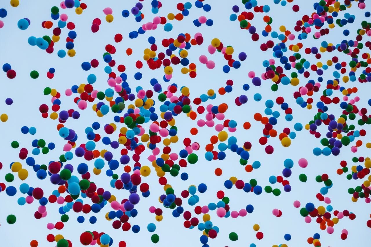 رها کردن هزاران بادکنک هلیومی در مهمونی ۱۰کیلومتری عید غدیر توسط شادزی