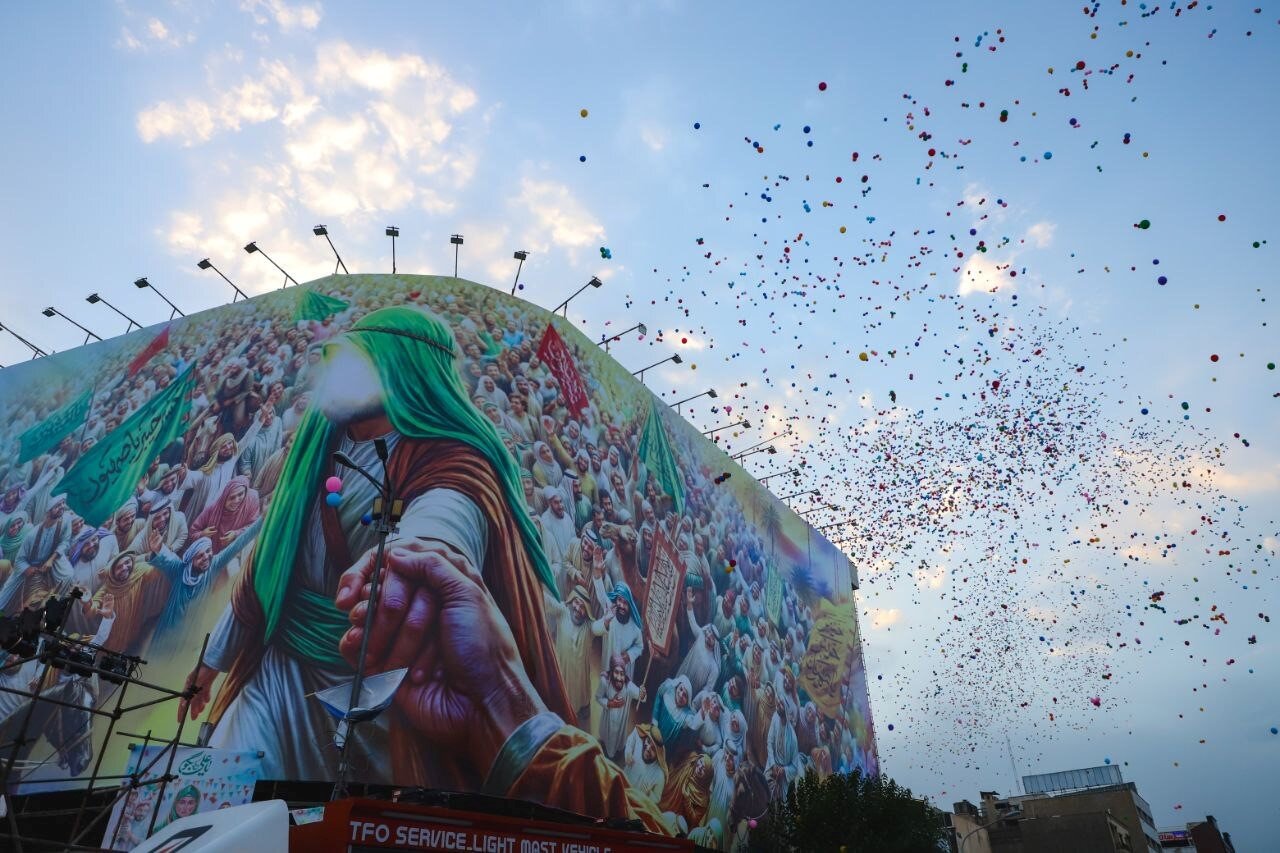 رها کردن هزاران بادکنک هلیومی در مهمونی ۱۰کیلومتری عید غدیر توسط شادزی