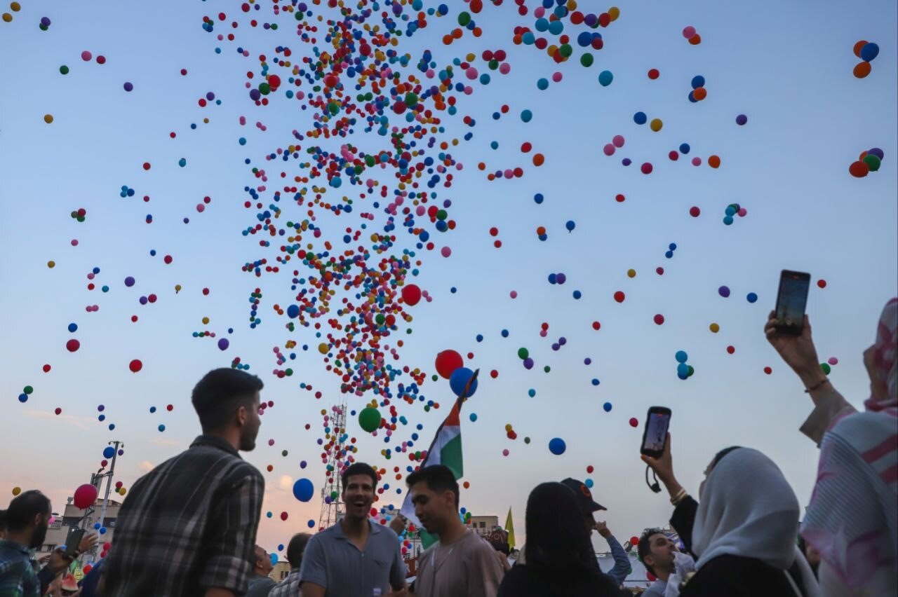 رها کردن هزاران بادکنک هلیومی در مهمونی ۱۰کیلومتری عید غدیر توسط شادزی