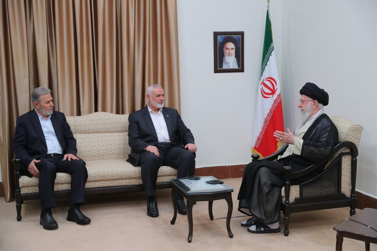 ببینید | لحظاتی از آخرین دیدار روز گذشته شهید هنیه با رهبر انقلاب اسلامی
