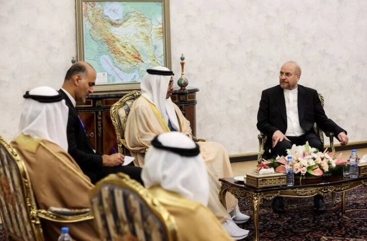 عکس | قاب معنادار از وزیر خارجه امارات مقابل نقشه ایران