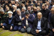 تصویری از پیام یک شهروند تهرانی به مسئولین از طریق پلاکارد در تشییع اسماعیل هنیه/ حضور اقشار مختلف مردم در مراسم