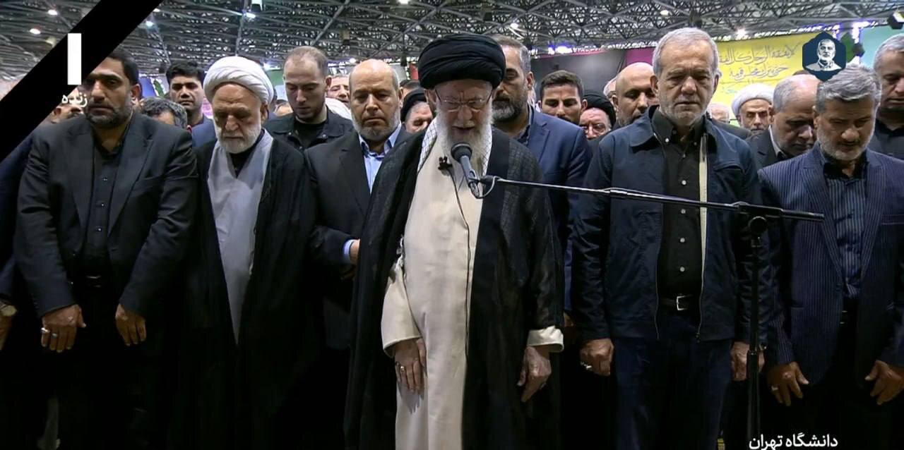 نگاه رهبر انقلاب به جایگاه در حال بازسازی نمازجمعه قبل از اقامه نماز بر پیکر شهید هنیه