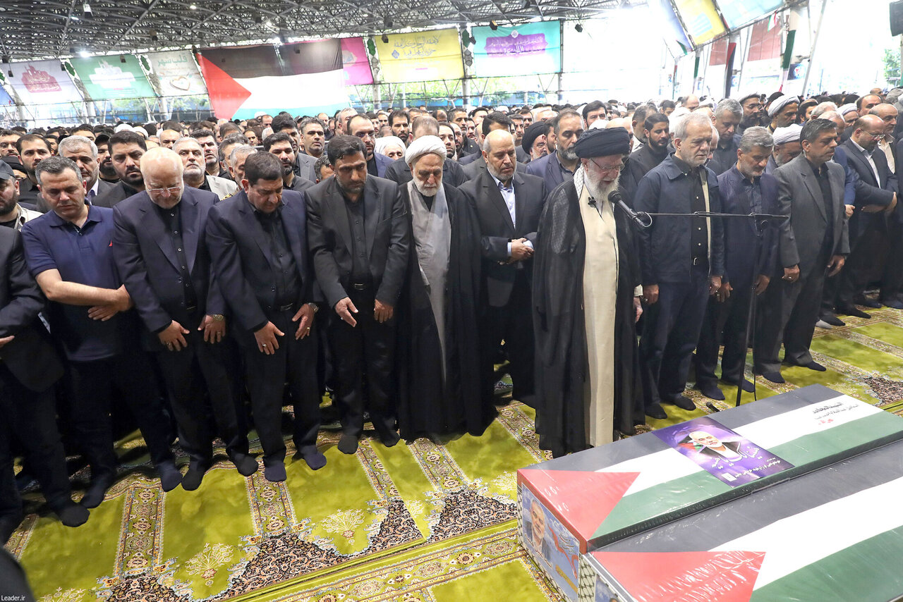 عکسی دیگر از اقامه نماز رهبری بر پیکر شهید اسماعیل هنیه /چه کسانی در صف اول بودند؟