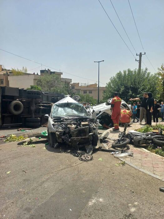 تصادف عجیب در سعادت‌آباد تهران/ زیر گرفتن ۱۱ خودرو توسط کامیونت(عکس)