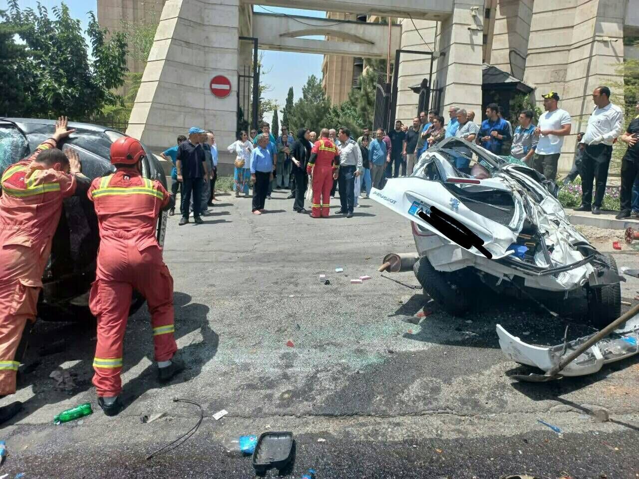 تصادف عجیب در سعادت‌آباد تهران/ زیر گرفتن ۱۱ خودرو توسط کامیونت/ عکس