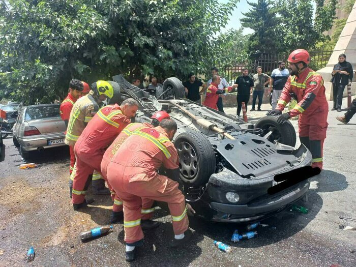 تصادف عجیب در سعادتآباد تهران/ زیر گرفتن ۱۱ خودرو توسط کامیونت/ عکس